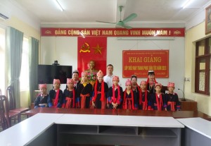 Trung tâm học tập cộng đồng xã Bằng Cả  tổ chức mở lớp truyền dạy thêu hoa văn trên trang phục truyền thống của dân tộc Dao Thanh Y