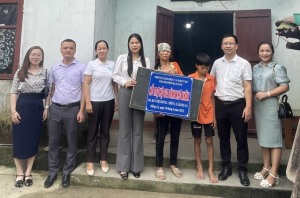 Phòng Giáo dục và Đào tạo thành phố Hạ Long trao kinh phí hỗ trợ cho hộ cận nghèo bà Bàn Thị Nhung – thôn 3, xã Bằng Cả