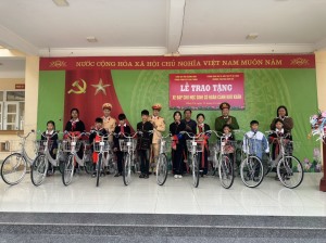 Phòng Cảnh sát giao thông, Công an tỉnh Quảng Ninh tổ chức tặng quà cho trẻ em có hoàn cảnh khó khăn trên địa bàn xã Bằng Cả